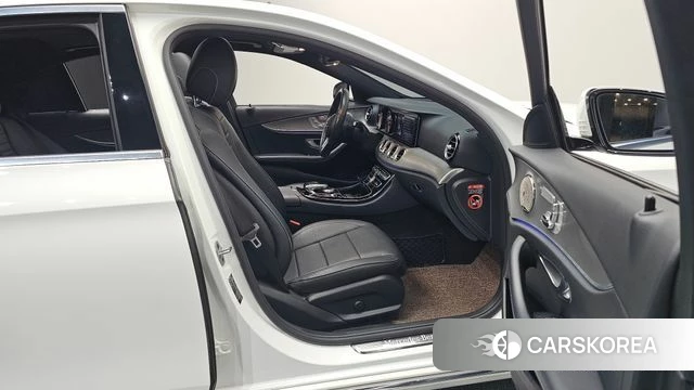 Mercedes-Benz E-Class W213 2018 Белый из Кореи, фото 2