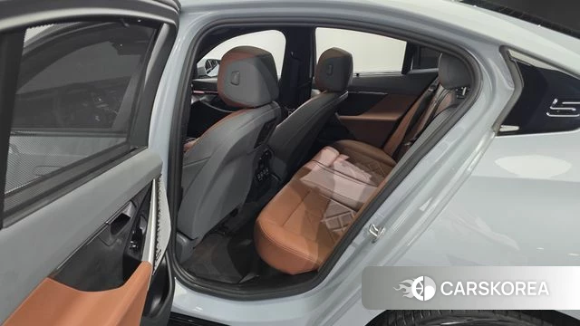 BMW 5 Series (G60) 2025 Цвет галактики из Кореи, фото 2