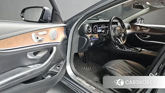 Mercedes-Benz E-Class W213 2018 Серый из Кореи, фото 2