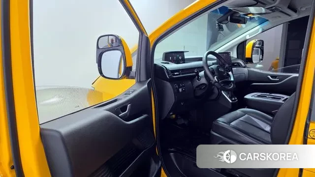 Hyundai Staria 2023 Желтый из Кореи, фото 2