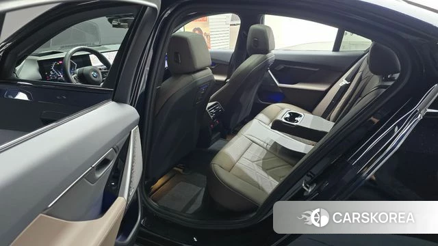 BMW 5 Series (G60) 2025 Черный из Кореи, фото 2