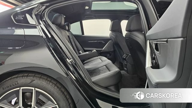 BMW 5 Series (G60) 2025 Черный из Кореи, фото 2