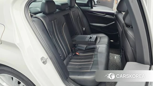 BMW 5 Series (G30) 2018 Белый из Кореи, фото 2