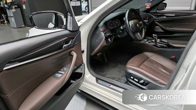 BMW 5 Series (G30) 2022 Белый из Кореи, фото 2