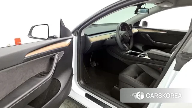 Tesla Model Y 2023 Белый из Кореи, фото 2