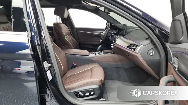 BMW 5 Series (G30) 2023 Черный из Кореи, фото 2