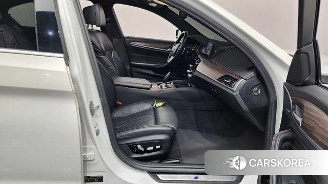 BMW 5 Series (G30) 2018 Белый из Кореи, фото 2