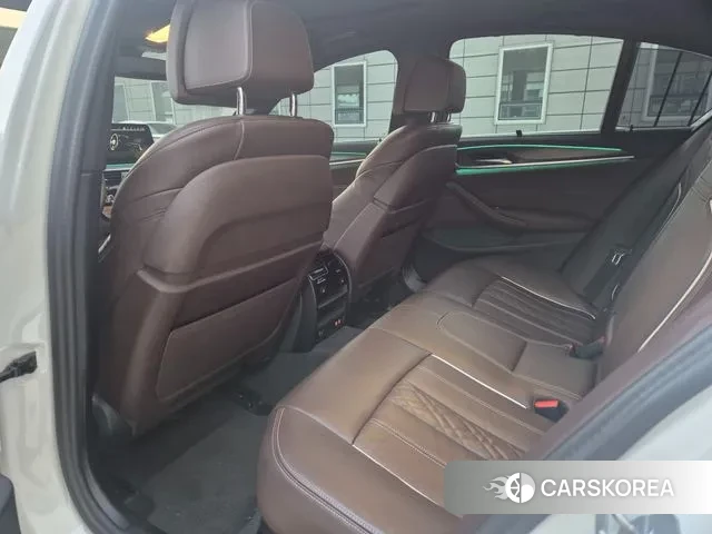 BMW 5 Series (G30) 2023 Белый из Кореи, фото 2