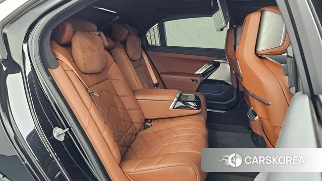 BMW 7 Series (G70) 2023 Черный из Кореи, фото 2