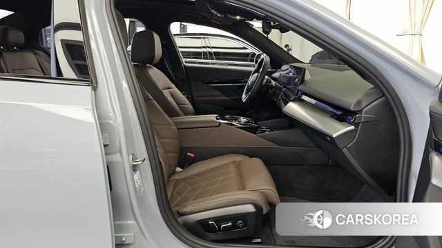 BMW 5 Series (G60) 2024 Серебристо-серый из Кореи, фото 2