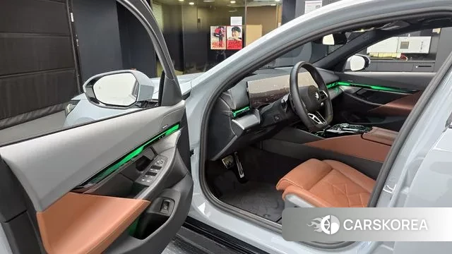 BMW 5 Series (G60) 2025 Светло-серебряный цвет из Кореи, фото 2