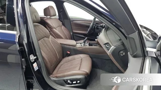 BMW 5 Series (G30) 2018 Черный из Кореи, фото 2