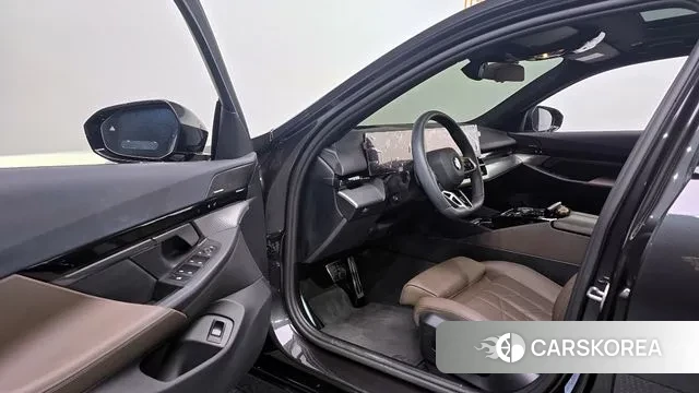 BMW 5 Series (G60) 2024 Серый из Кореи, фото 2