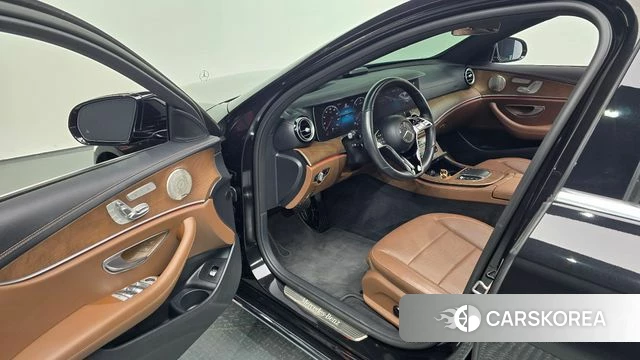 Mercedes-Benz E-Class W213 2023 Черный из Кореи, фото 2