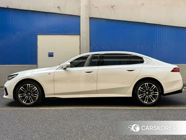 BMW 5 series 2024 Белый из Китая, фото 2