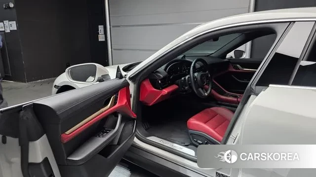 Porsche Taycan 2024 Серебристо-серый из Кореи, фото 2