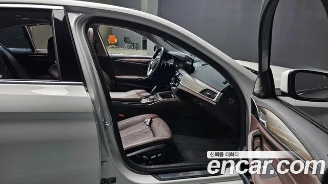 BMW 5 Series (G30) 2023 Белый из Кореи, фото 2