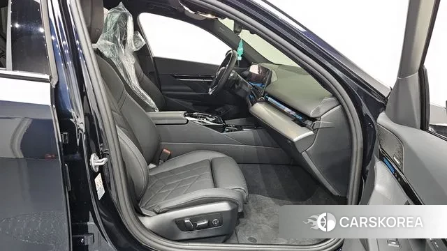 BMW 5 Series (G60) 2024 Черный из Кореи, фото 2