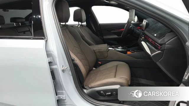 BMW 5 Series (G60) 2025 Светло-серебряный цвет из Кореи, фото 2