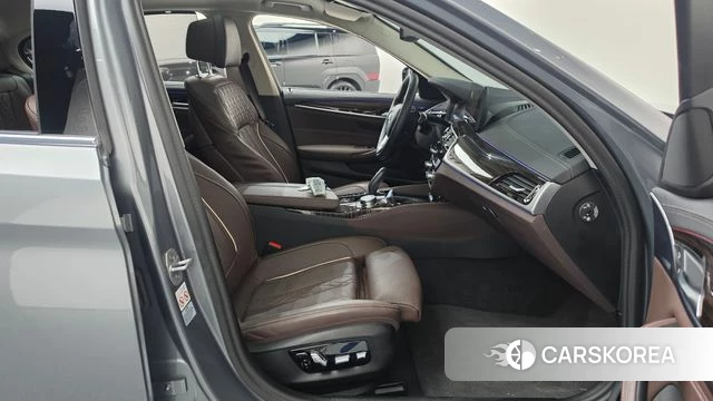 BMW 5 Series (G30) 2023 Серебристо-серый из Кореи, фото 2