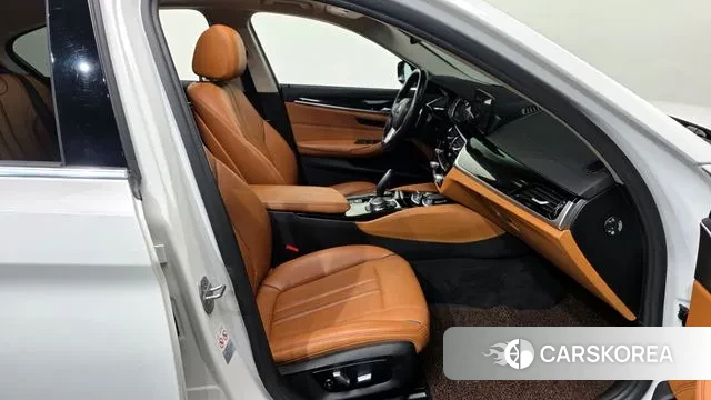 BMW 5 Series (G30) 2018 Белый из Кореи, фото 2