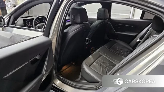 BMW 5 Series (G60) 2024 Серебряный из Кореи, фото 2