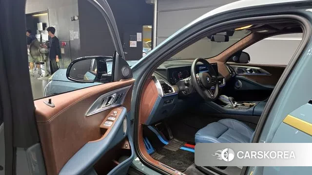 BMW XM (G09) 2023 Светло-серебряный цвет из Кореи, фото 2