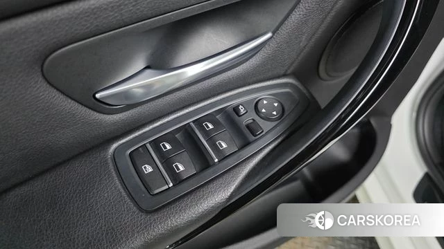 BMW 3 Series (F30) 2018 Белый из Кореи, фото 2