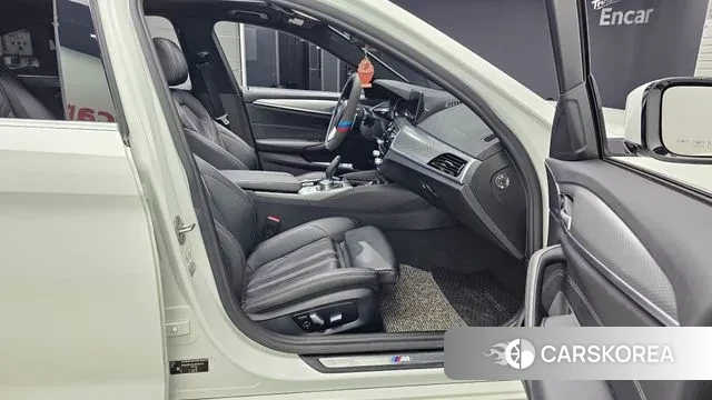 BMW 5 Series (G30) 2018 Белый из Кореи, фото 2