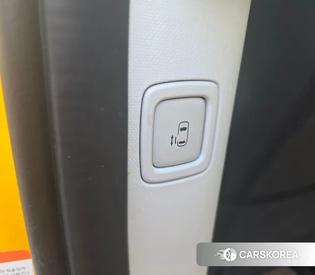 Hyundai Staria 2023 Желтый из Кореи, фото 2