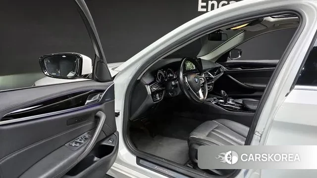 BMW 5 Series (G30) 2018 Белый из Кореи, фото 2