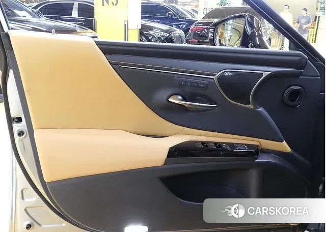 Lexus ES300h 7th generation 2024 Серебристо-серый из Кореи, фото 2