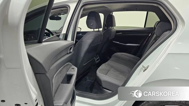 Volkswagen Golf 8th Generation 2023 Белый из Кореи, фото 2