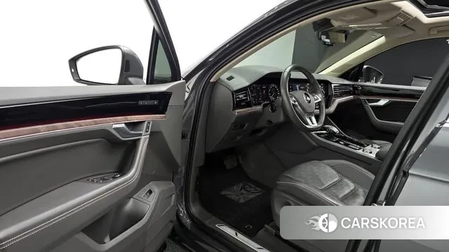 Volkswagen Touareg 3rd generation 2020 Серый из Кореи, фото 2