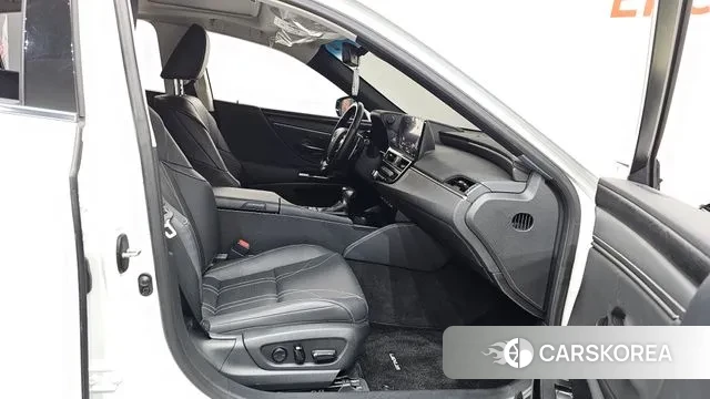 Lexus ES300h 7th generation 2023 Белый из Кореи, фото 2