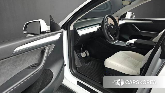 Tesla Model Y 2024 Белый из Кореи, фото 2