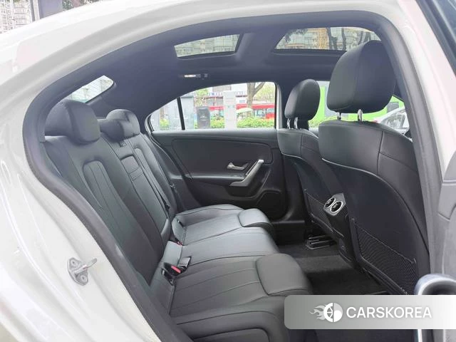 Mercedes-Benz Class A 2023 Белый из Китая, фото 2