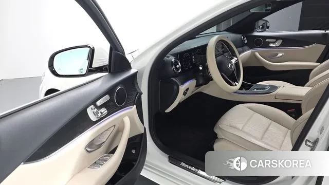 Mercedes-Benz E-Class W213 2023 Белый из Кореи, фото 2