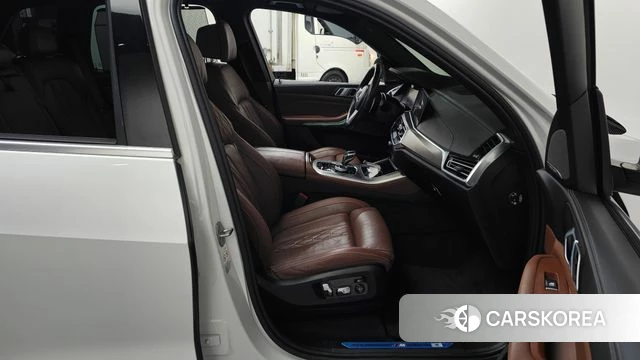 BMW X5 (G05) 2023 Белый из Кореи, фото 2