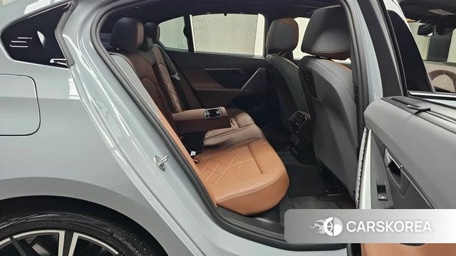 BMW 5 Series (G60) 2024 Серебристо-серый из Кореи, фото 2