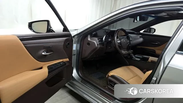 Lexus ES300h 7th generation 2019 Серебристо-серый из Кореи, фото 2