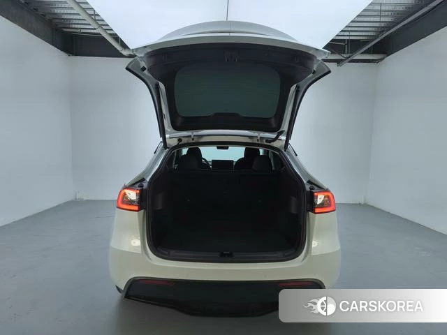Tesla Model Y 2023 Белый из Китая, фото 2