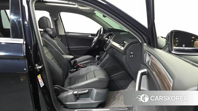 Volkswagen Tiguan Allspace 2022 Черный из Кореи, фото 2