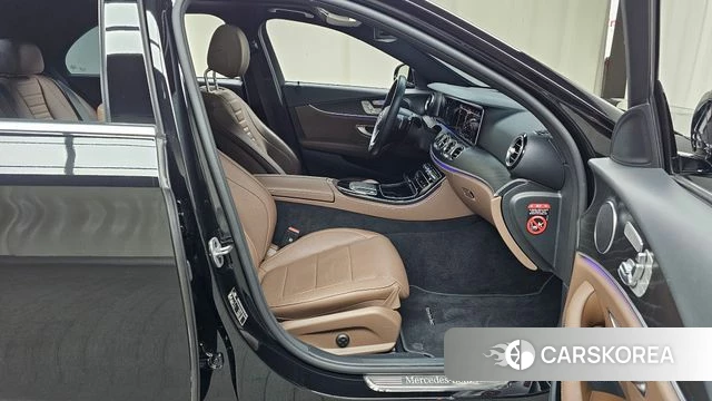 Mercedes-Benz E-Class W213 2023 Черный из Кореи, фото 2