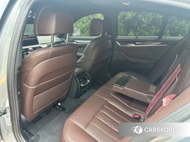 BMW 5 Series (G30) 2022 Серебристо-серый из Кореи, фото 2