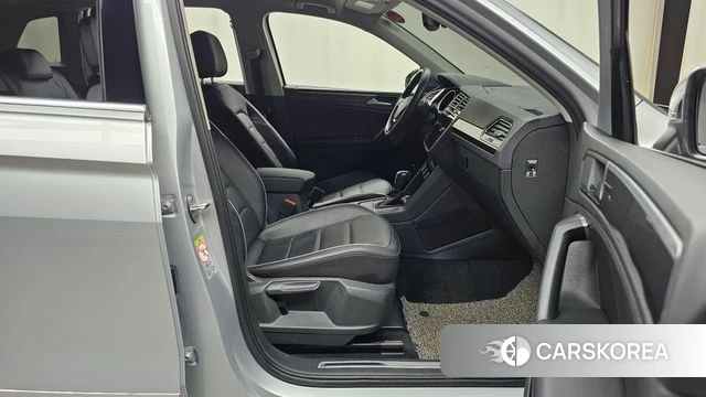 Volkswagen Tiguan second Generation 2020 Серебряный из Кореи, фото 2