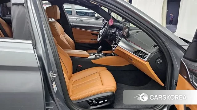 BMW 5 Series (G30) 2023 Серый из Кореи, фото 2