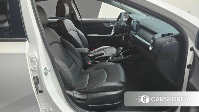 Kia The New K3 2nd generation 2022 Белый из Кореи, фото 2