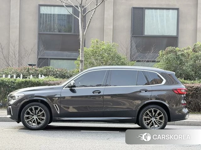 BMW X5 2023 Темно-серый из Китая, фото 2