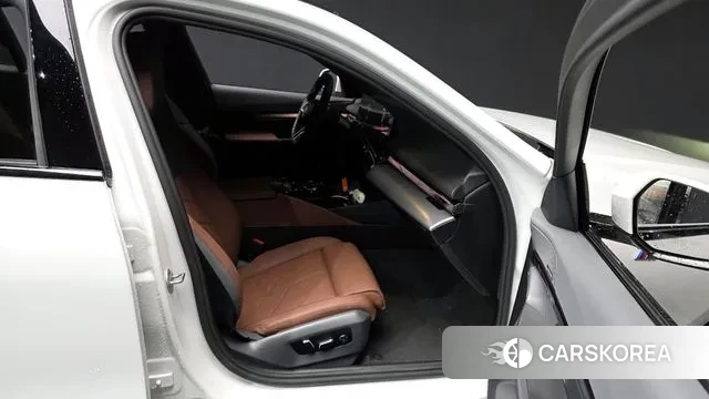 BMW 5 Series (G60) 2025 Белый из Кореи, фото 2